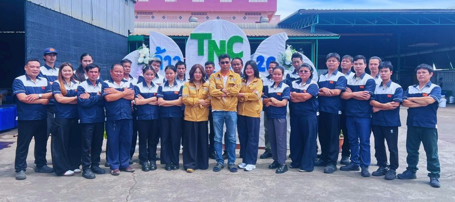 ทีมงานบริษัท ไทยนิตโชอิ จำกัด หน้าโรงงาน